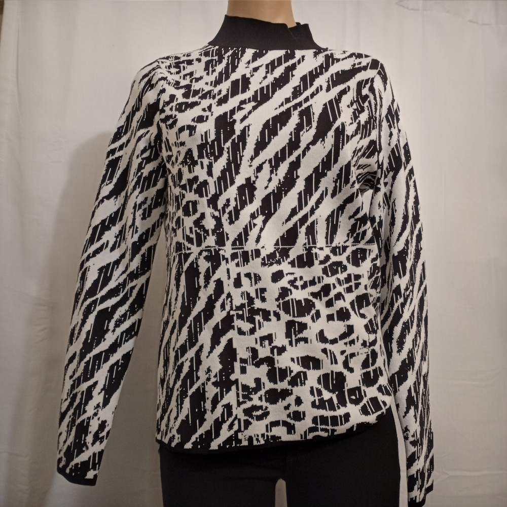 𝅺WILLOW Drive Black & White Sweater